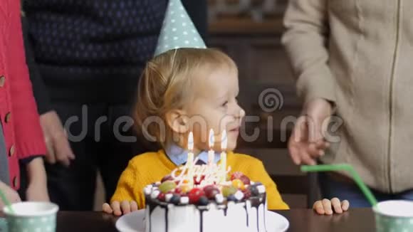 兴奋的小男孩在生日时吹蜡烛视频的预览图