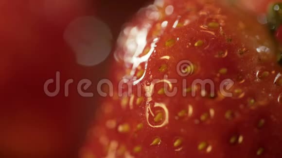 从红草莓流出的一滴水视频的预览图