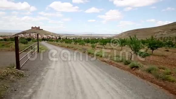 去拉卡拉霍拉镇的乡村小路视频的预览图