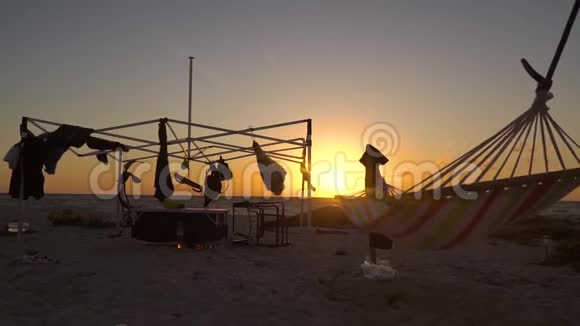 日落时沙滩上的吊床慢动作视频的预览图