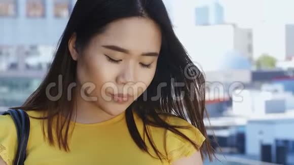 亚洲商界女性在户外使用平板电脑视频的预览图