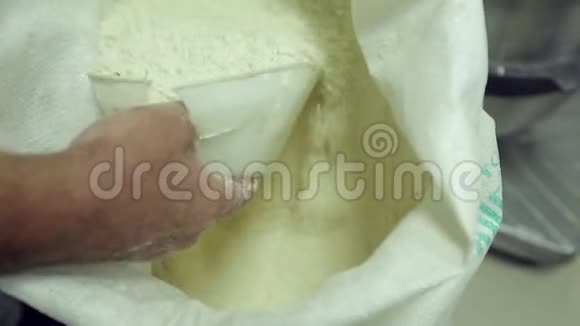 白色小麦面粉袋视频的预览图