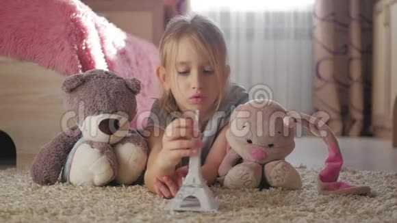 小女孩带着她的玩具在儿童房梦想着去巴黎旅行童梦度假和旅游理念视频的预览图