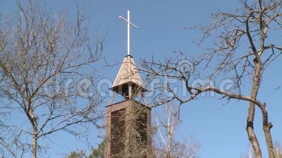 蓝天背景下的教堂尖塔视频的预览图