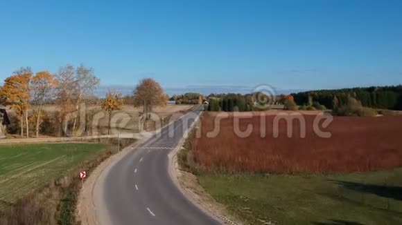 秋日沥青路和农田空中视频的预览图