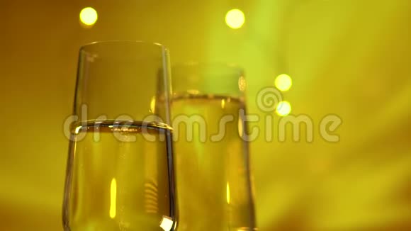 在金色的背景上将起泡葡萄酒倒入长笛中视频的预览图