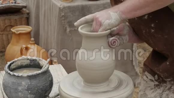 艺术家陶工在他的车间创作了一件陶瓷陶器双手特写视频的预览图