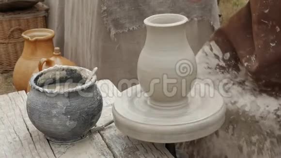 艺术家陶工在他的车间创作了一件陶瓷陶器双手特写视频的预览图