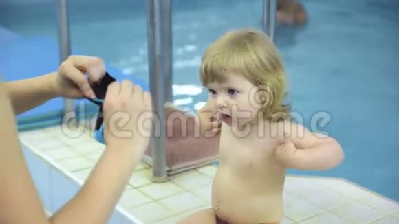 女孩连衣裙游泳帽视频的预览图