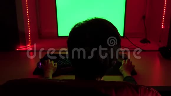 一个少年坐在一张红色的椅子前的绿色电脑屏幕视频的预览图