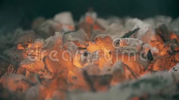 烧烤用的红色热煤或余烬特写镜头视频的预览图
