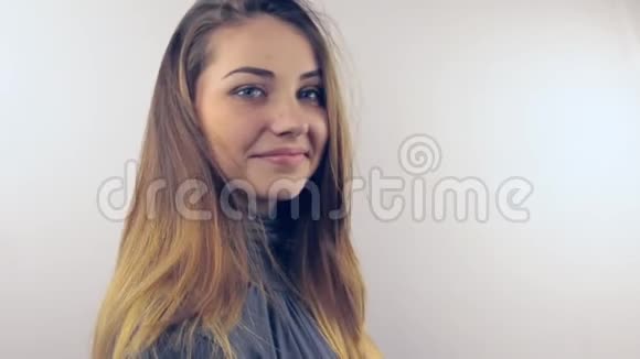 特写肖像一个可爱的年轻女人的脸真诚的自然微笑视频的预览图