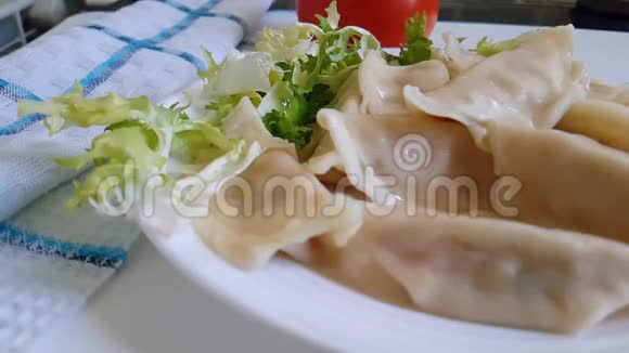 盘子上的饺子掉下来吃视频的预览图