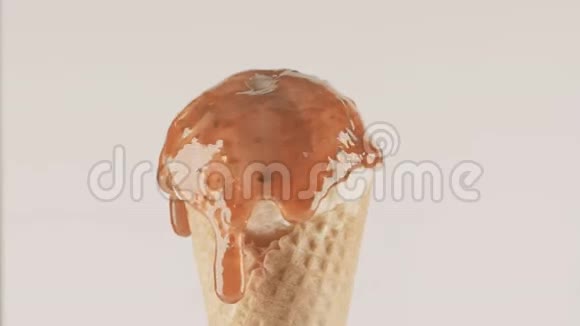 冰淇淋甜筒加浆果果酱特写镜头视频的预览图