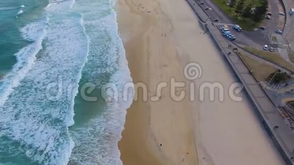 邦迪海滩海岸线的鸟瞰图视频的预览图