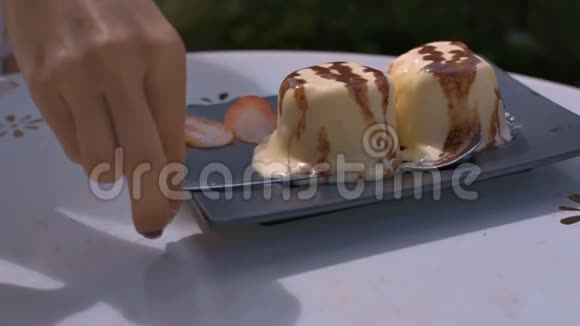 女孩美味冰淇淋和巧克力糖浆视频的预览图