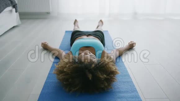 女人躺在垫子上放松呼吸视频的预览图