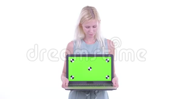 年轻漂亮的金发美女带着笔记本电脑思考视频的预览图