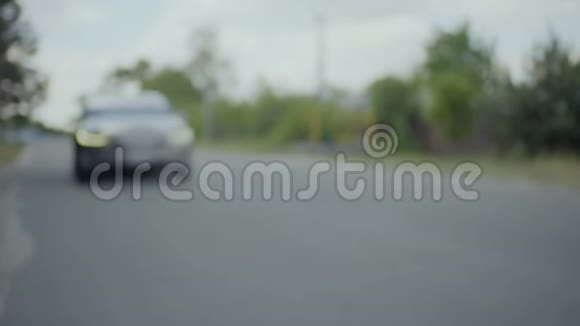 豪华轿车从前景模糊的背景移动前照灯集中视频的预览图