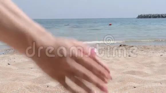 女人用手指浇细沙视频的预览图