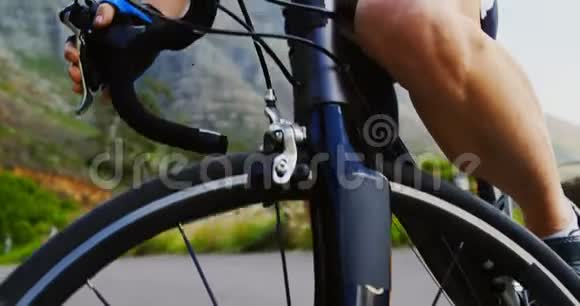高级自行车手准备在乡村骑自行车视频的预览图