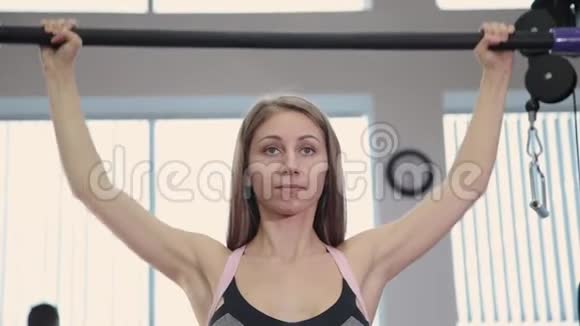漂亮的运动年轻女孩在健身房里用体操棒练习视频的预览图