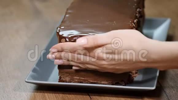 糖果用巧克力装饰蛋糕视频的预览图