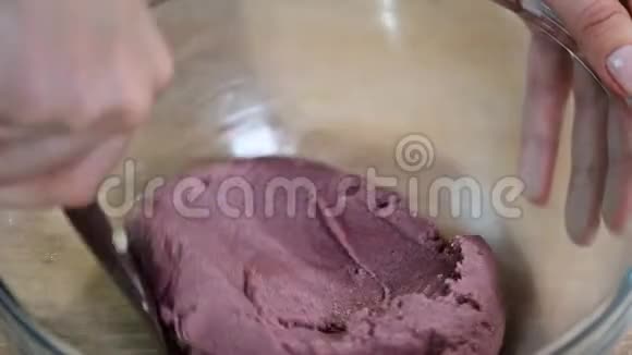 准备烘焙面团甜的紫色面糊在混合碗与铲子视频的预览图