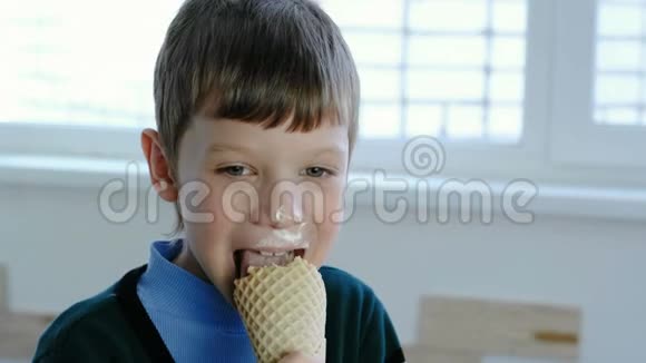 格里米七岁的男孩站在窗前吃冰淇淋视频的预览图