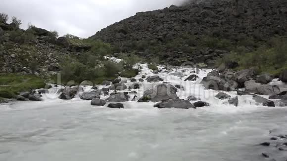 俄罗斯阿尔泰山间石头上流淌的阿克肯河视频的预览图