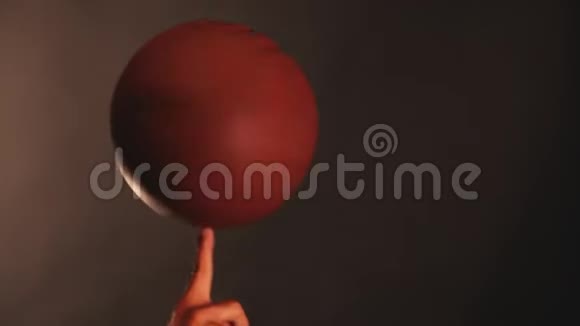 篮球球手暗背景视频的预览图