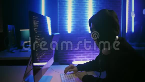 男性黑客向系统发射新病毒视频的预览图