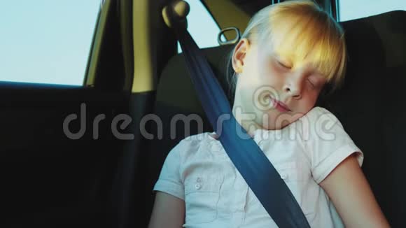 金发女孩6年在汽车后座打瞌睡带着孩子在车里旅行视频的预览图