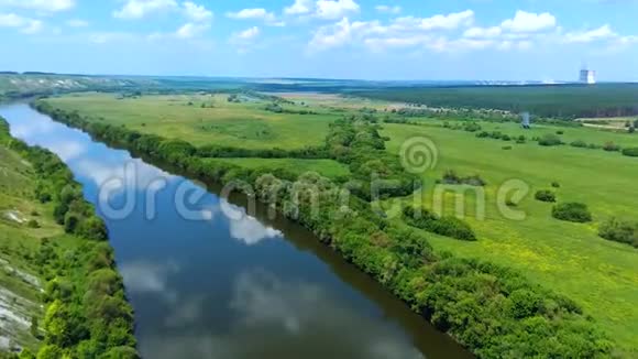 在绿草如茵的石质白垩山山脉和河流上空飞行的鸟瞰图视频的预览图