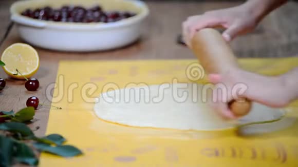 擀面团女人准备樱桃派自制小馅饼的配方视频的预览图