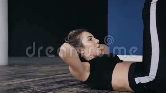 快关门年轻女子躺在地板上在健身房里挤着水泵那个女人参加体育活动视频的预览图