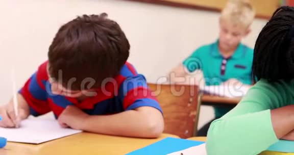 在教室里睡在书上的小女孩视频的预览图
