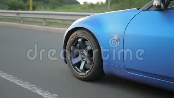 蓝色跑车在城市高速公路上行驶视频的预览图