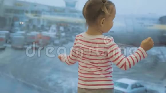小女孩看着窗外的飞机和舞蹈后视视频的预览图