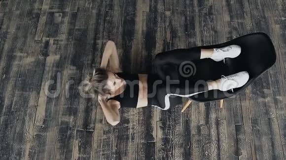 漂亮的金发碧眼的运动女人在做运动抽压运动的年轻女性在健身中锻炼视频的预览图