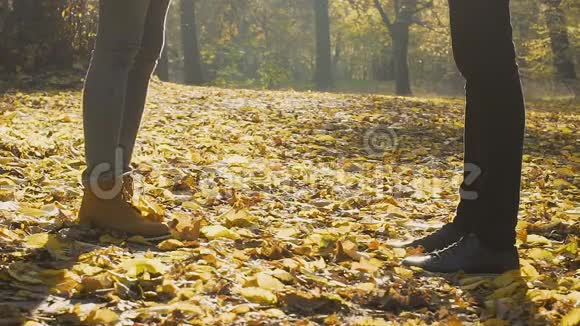 女足接近男人踮起脚尖亲吻在公园里浪漫约会视频的预览图