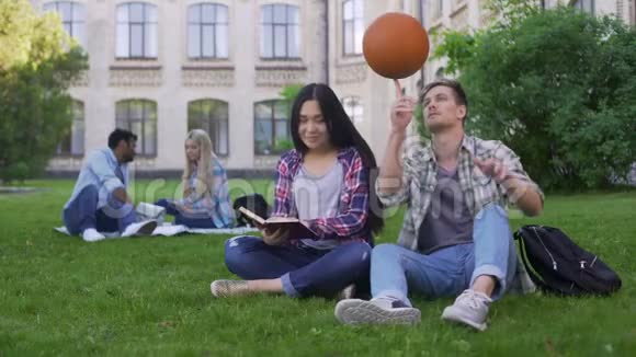 篮球队队长与美丽的两族学生关系调情视频的预览图