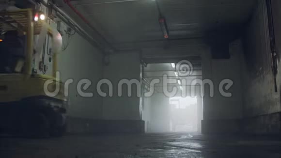 叉车提升托盘在黑暗冷却仓库视频的预览图