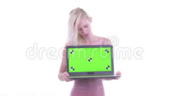 年轻漂亮的金发美女带着笔记本电脑思考视频的预览图