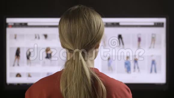 女性在电脑网上浏览服装视频的预览图