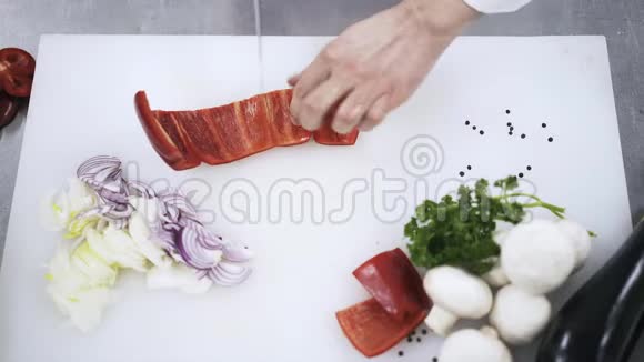厨师准备切红椒视频的预览图