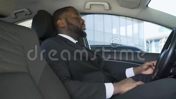 美国黑人男性穿西装坐贵车商人工作视频的预览图