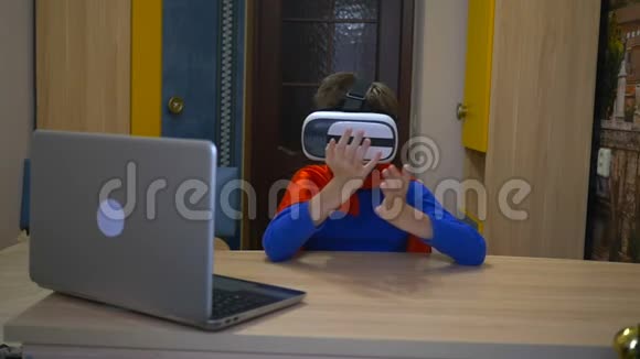 一个穿着超级英雄的男孩在家玩虚拟现实眼镜视频的预览图