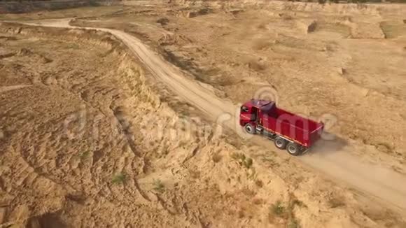 近距离观看红色卡车在沙漠或沙丘轨道上行驶从上面看到美丽的景色视频的预览图