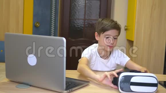 一个穿白衣服的男孩坐在桌子旁玩虚拟眼镜视频的预览图